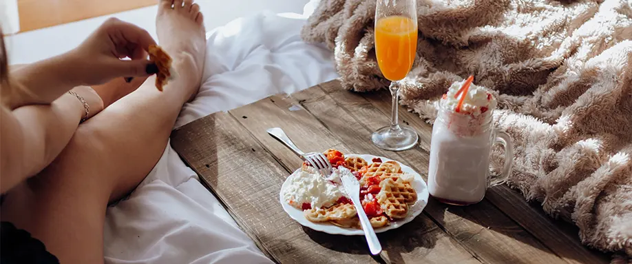 How-to-eat-in-bed-without-making-a-mess-FI