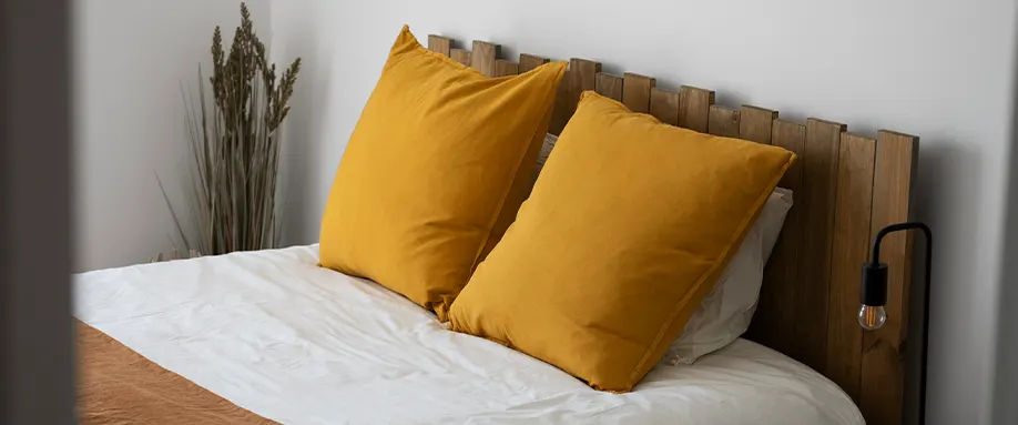 why-do-pillows-turn-yellow-fi